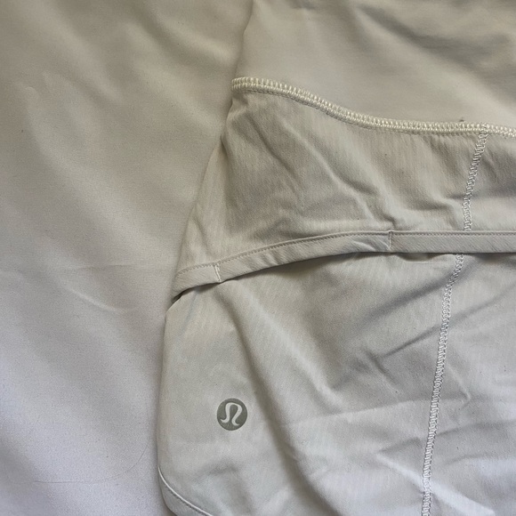 THREE Lululemon Athletica - Speed Up Low-Rise Lined Short 2.5". Size 6. - Picture 6 of 10